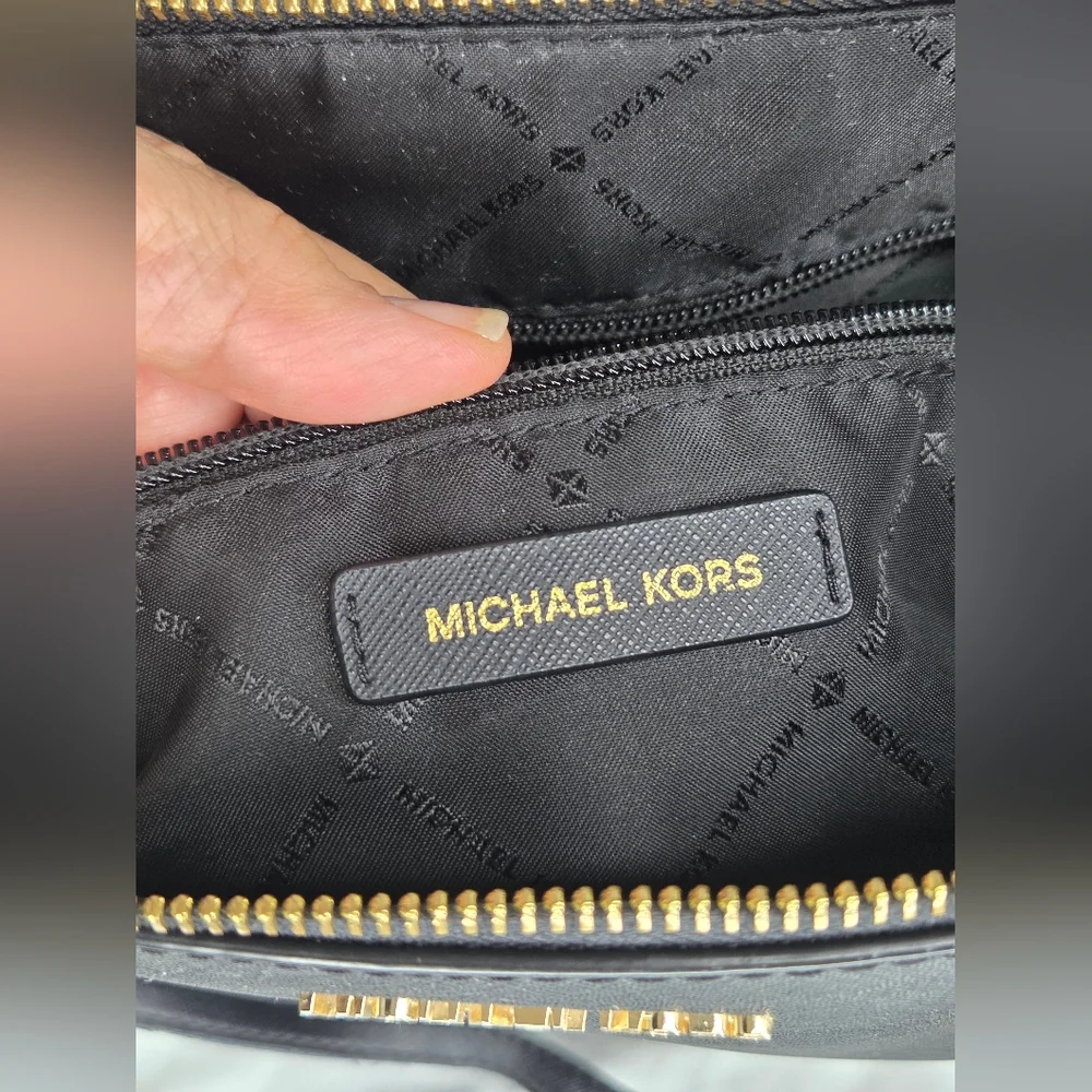 Michael Kors aprox 11"x10"inchs- Black Tote Bag W/ Golden Hardware - Picture 9 of 15